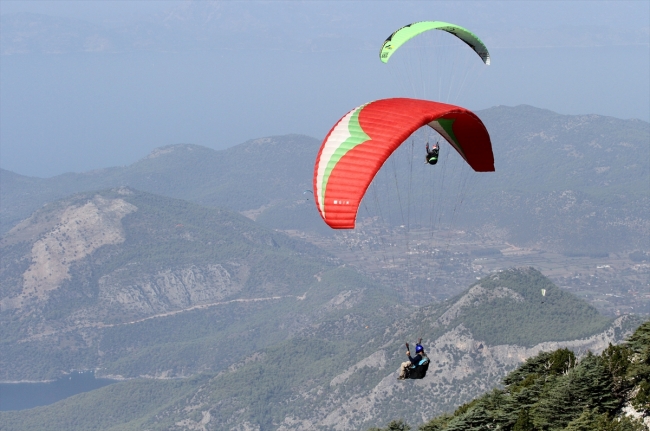 Fethiye'de paraşütçülerin gökyüzündeki görsel şovu ilgiyle izlendi